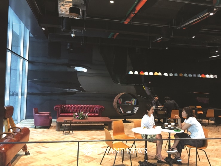 테라로사’ 곳곳을 장식한 독특한 테이블과 의자, 그리고 커피와 함께 판매하는 용품들.