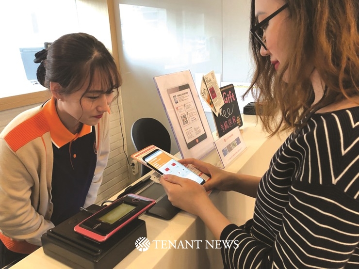 국내 대표 택스리펀드 회사인 글로벌텍스프리가 최근 편리한 모바일 택스리펀드 웹서비스를 실시해 시장 1위 자리를 더욱 굳건히 하고 있 다. (사진: 글로벌텍스프리 홈페이지(맨위)와 직원이 고객에게 모바일 웹서비스의 사용 방법 등을 설명하고 있는 모습).